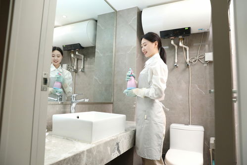 家政保洁清洁工浴室打扫服务女性人物摄影图 摄影